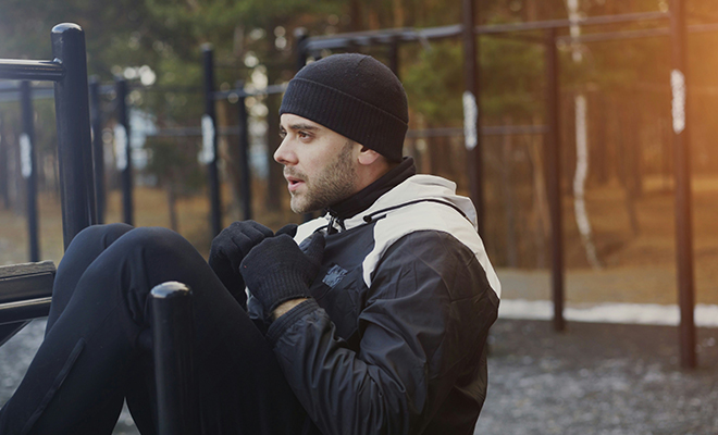 Abdominal crunch on the floor. Photo: Unsplash