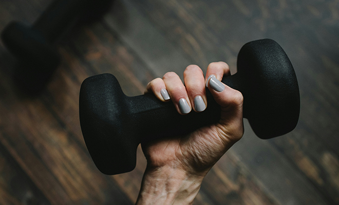 Dumbbell side bend. Photo: Unsplash