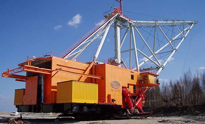 Photo: walking excavator ESh 20.75. PjotrMahh1. Own work, CC BY-SA 3.0, Wikipedia